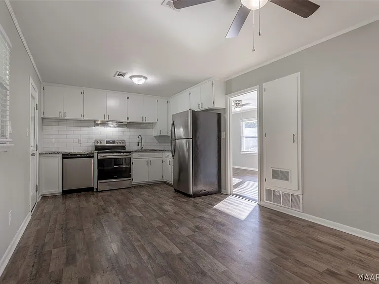 221 Moncrief St — Photo 6