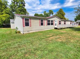 121 Meyer St, Flora, IL 62839