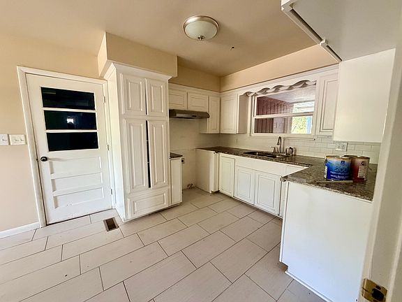 5th image of 1407 Davis Ave