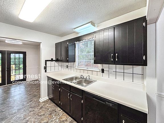 4th image of 922 Wesley Dr