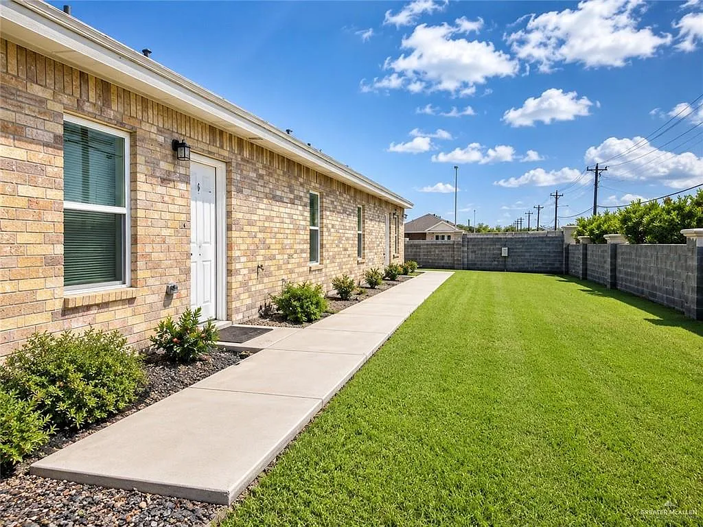 2 bed, 2.0 bath, 5850 sqft, $950 — Photo 2