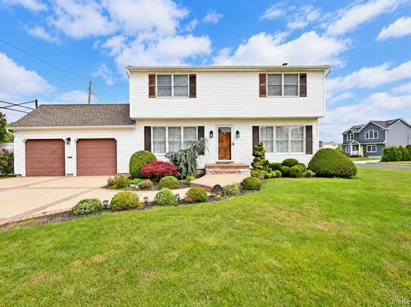 371 N Iowa Avenue, Massapequa, NY 11758