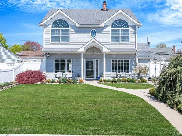 71 Hill Lane, Levittown, NY 11756