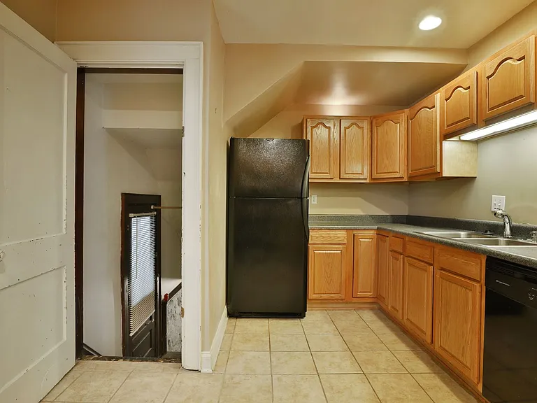 2403 Summit St — Photo 7