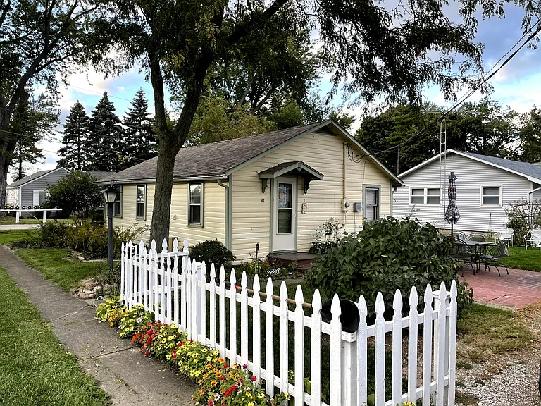 Center Rd — Photo 9