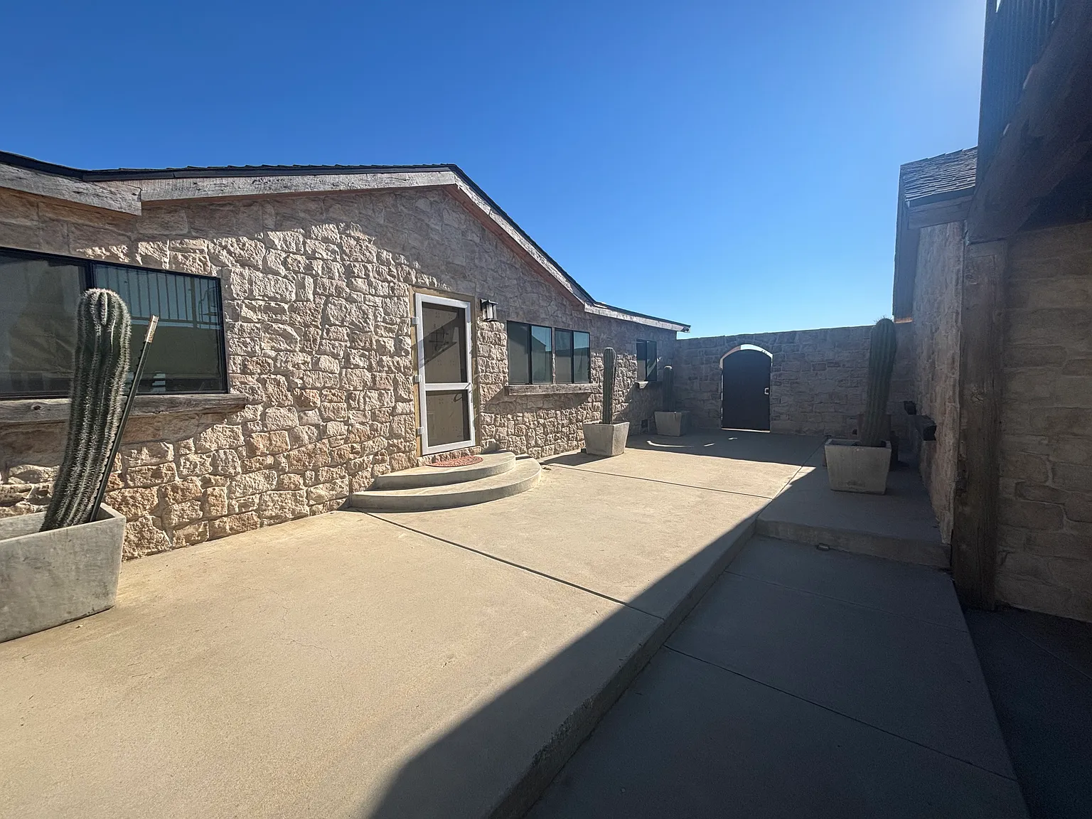 3 bed, 1456 sqft, $5,000 — Photo 2