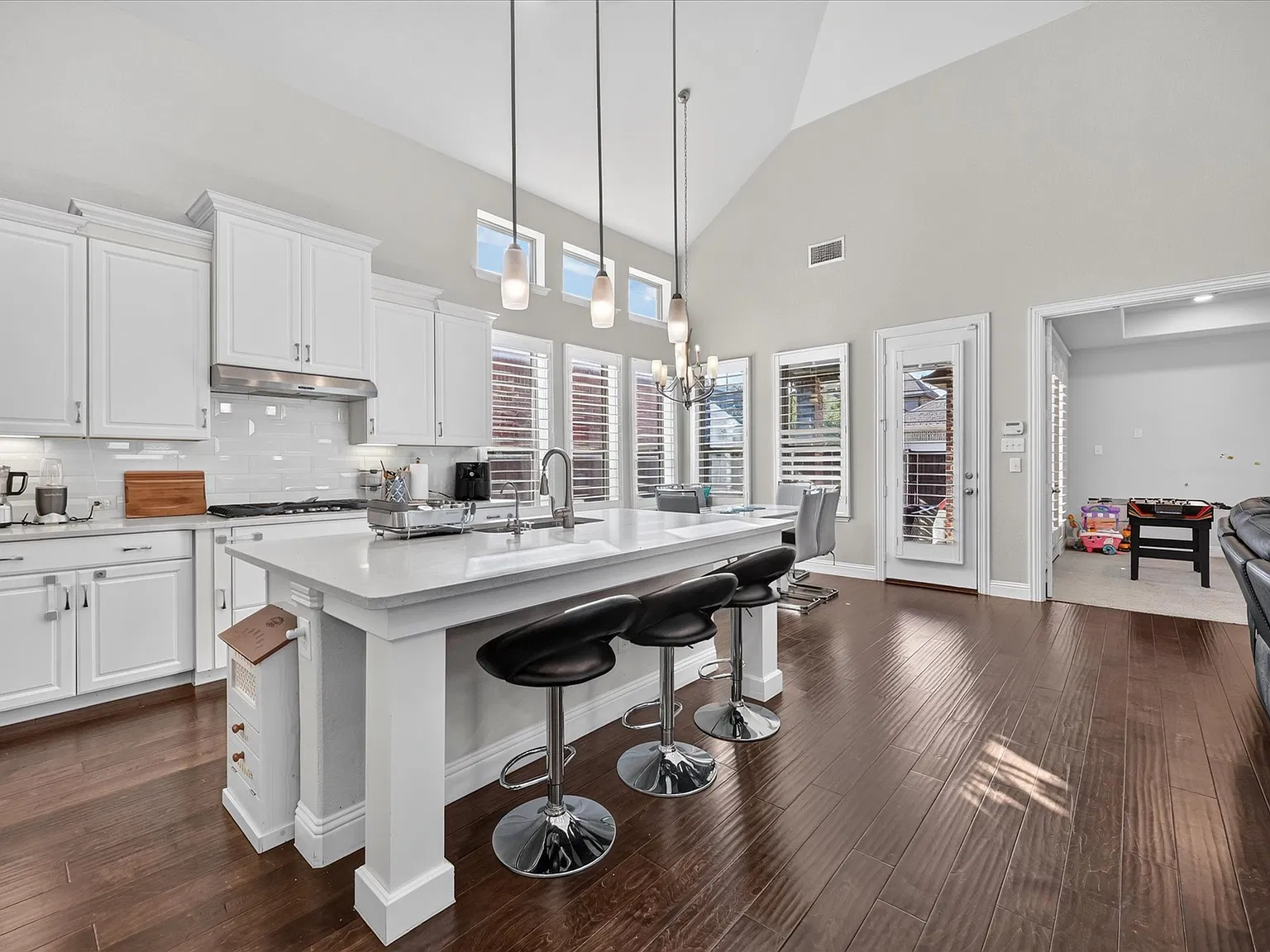3 bed, 2.5 bath, 2303 sqft, $3,295 — Photo 3