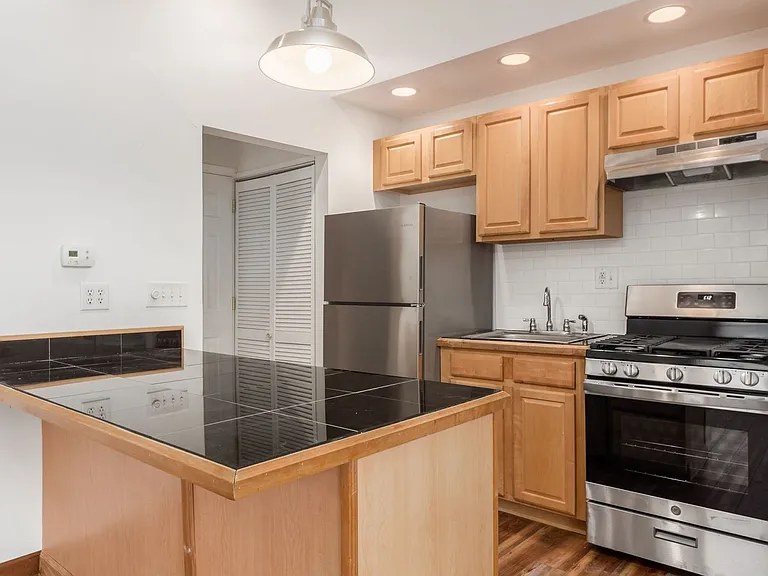 981 Highland St — Photo 3