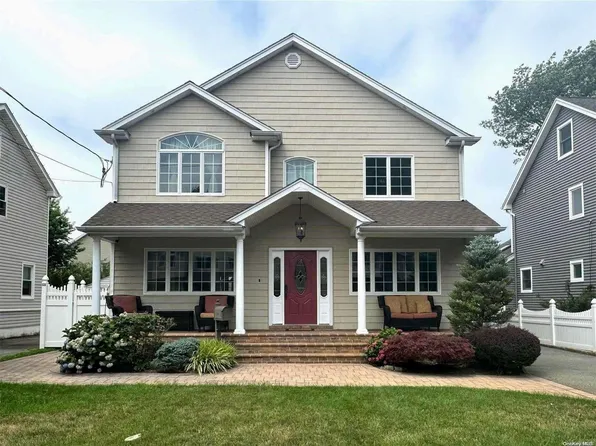 25 Richard Avenue, Merrick, NY 11566