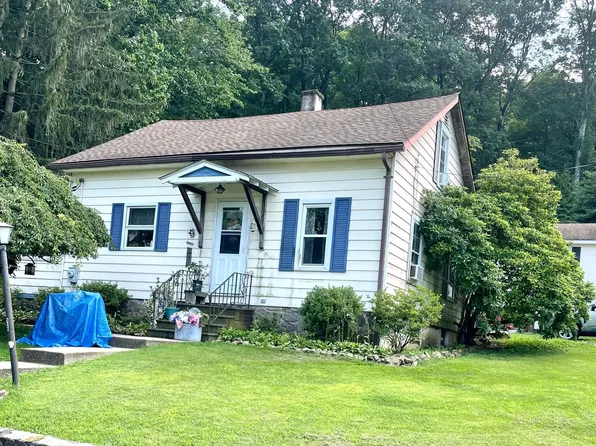 24 Woodside Ln, Boyertown, PA 19512