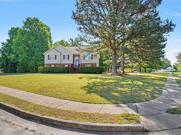 200 Treetop Dr, Hampton, GA 30228
