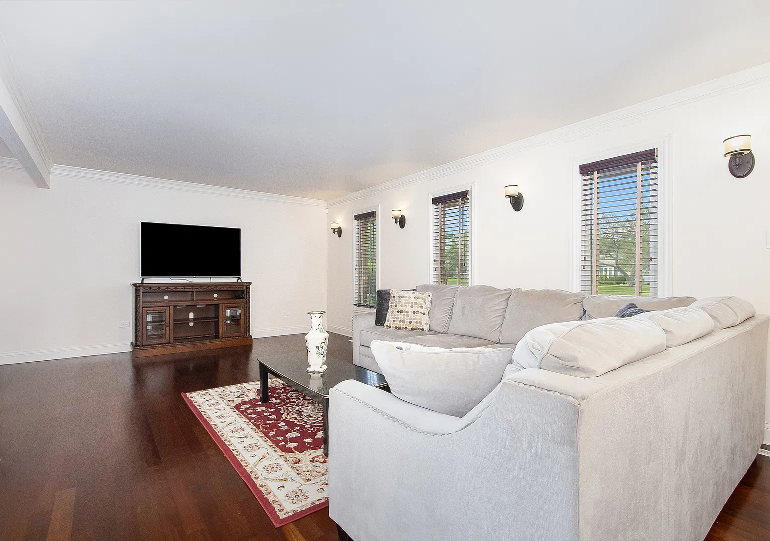 3 bed, 2358 sqft, $3,500 — Photo 4