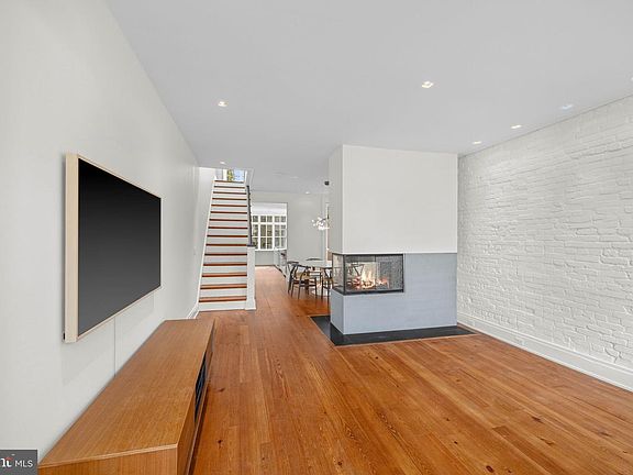 2nd image of 2912 Dumbarton St NW