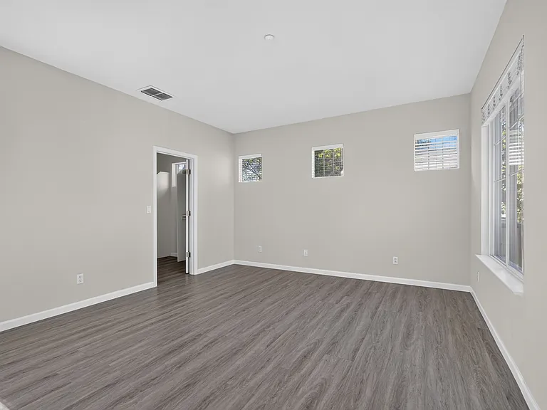 5858 Hazelwood Cmn — Photo 29