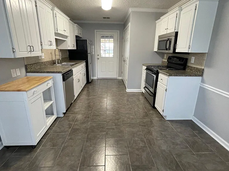 18 Stonehaven Dr — Photo 3