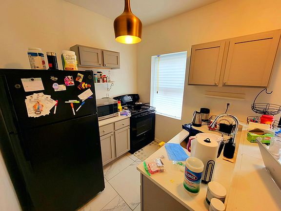 Unit kitchen and appliances