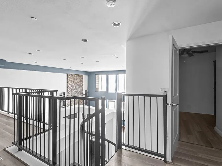 1901 Victoria Ave #201 — Photo 18