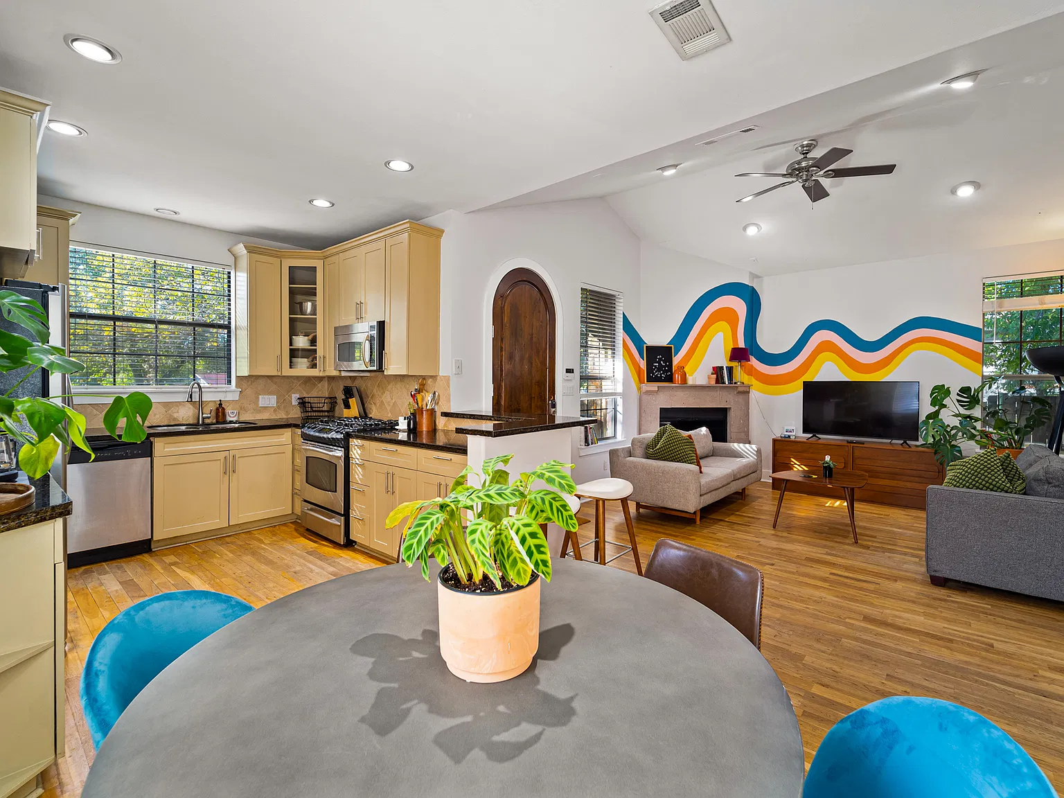 3 bed, 2.5 bath, 1624 sqft, $4,950 — Photo 1
