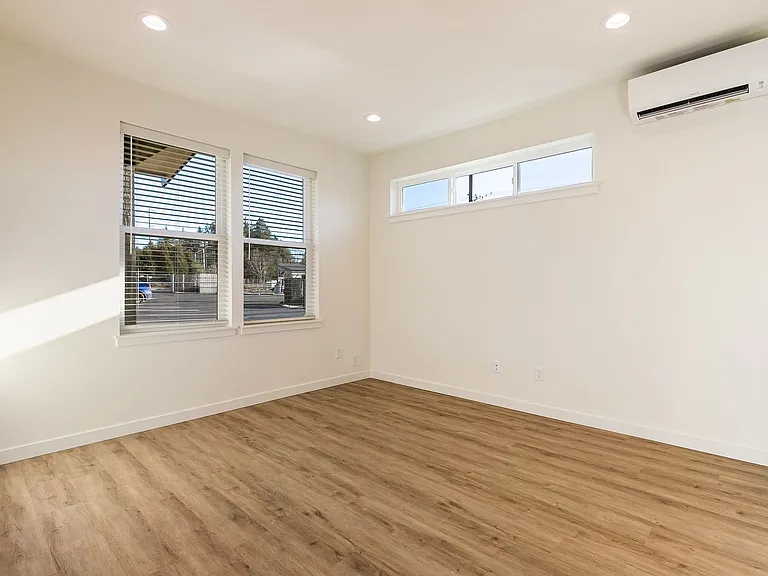 354 E Bakerview Rd — Photo 15