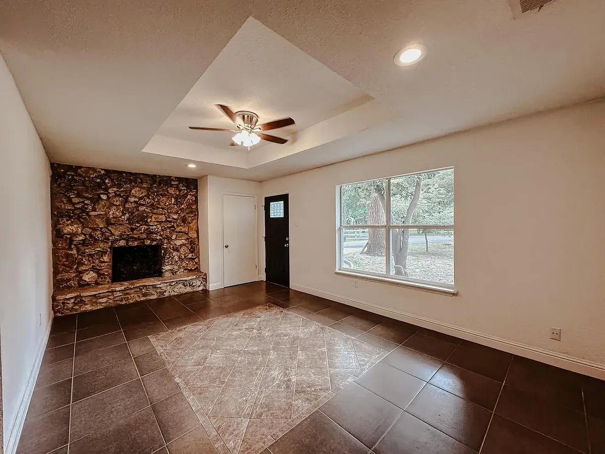 Building Photo - 6600 Lakeside Dr