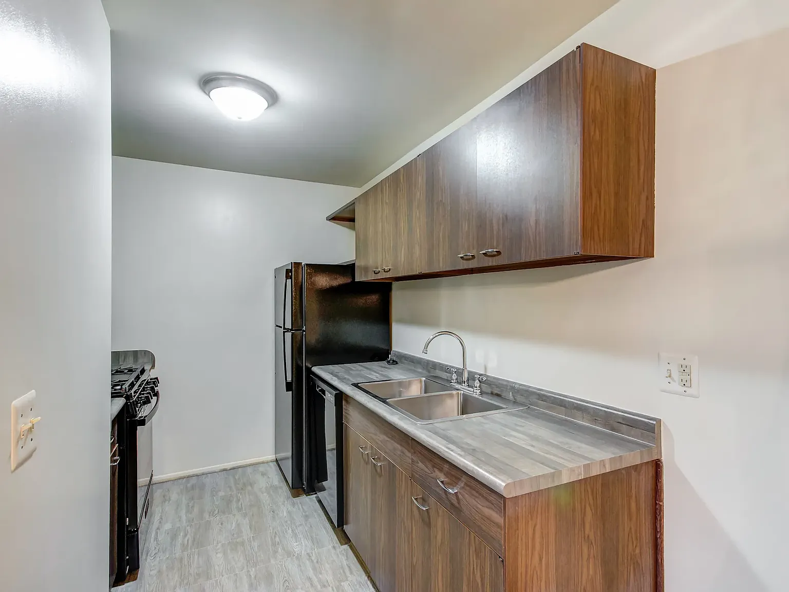Jamestown Village Apartments — Photo 4