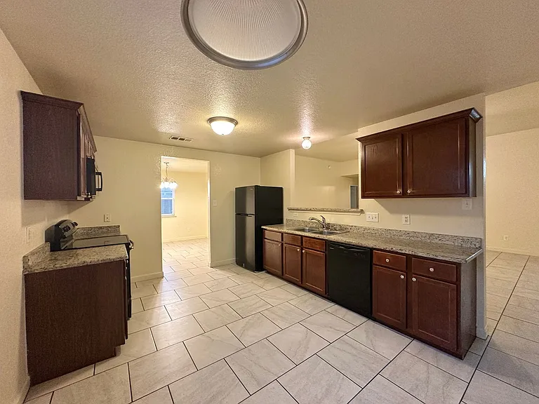 2403 Lavender Ln — Photo 10