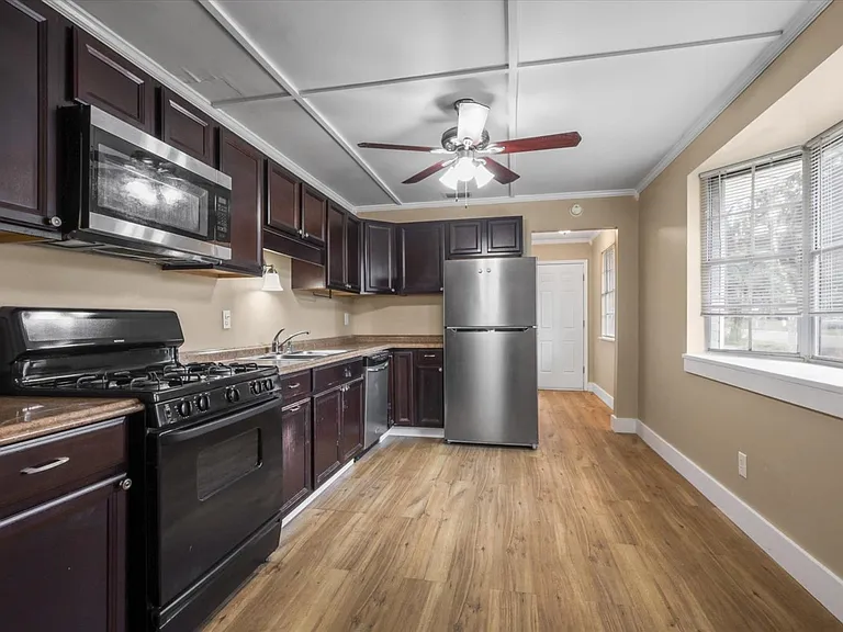 2352 Yorkshire Dr — Photo 8