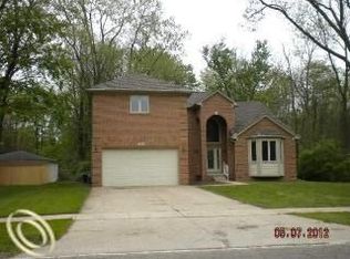 23626 Berg Rd, Southfield, MI 48033