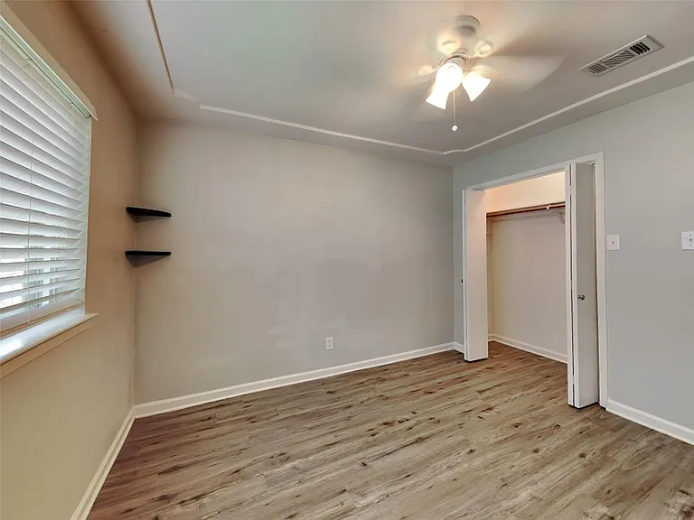 549 Park Center Blvd — Photo 16