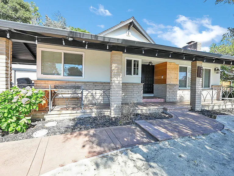 4871 Beacon Hill Dr — Photo 3