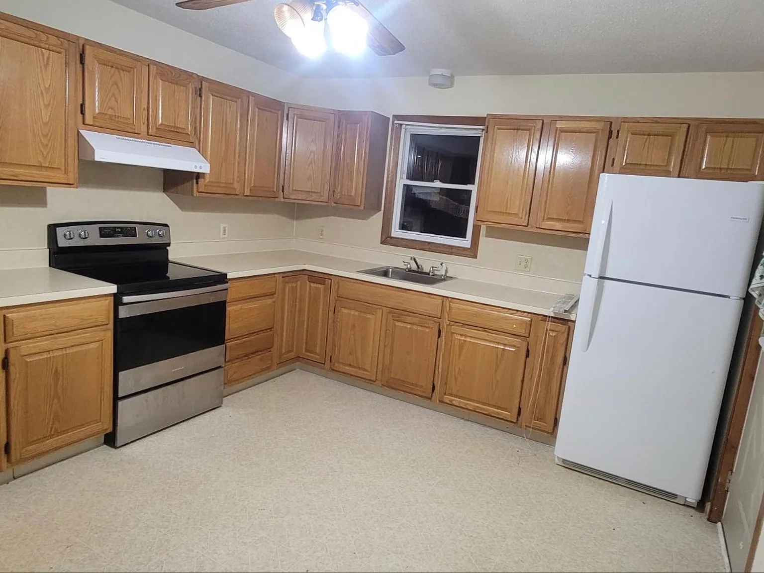3 bed, 798 sqft, $1,900 — Photo 2