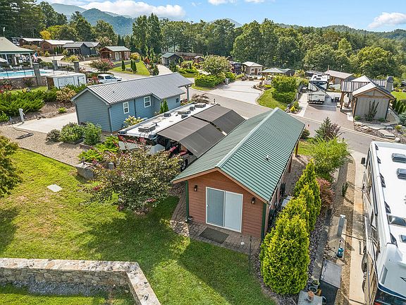 3rd image of 60 Sunset Ln