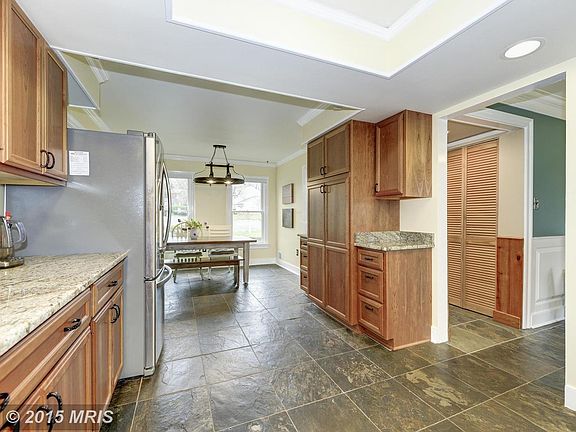 3rd image of 805 Dulles Ct