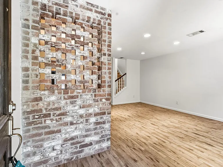 450 N Post Oak Ln — Photo 4