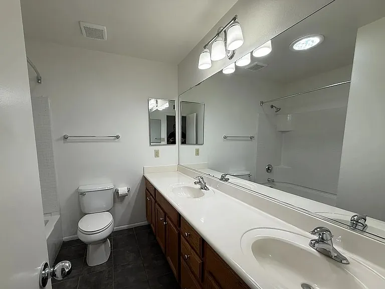 1410 E Verlea Dr — Photo 3