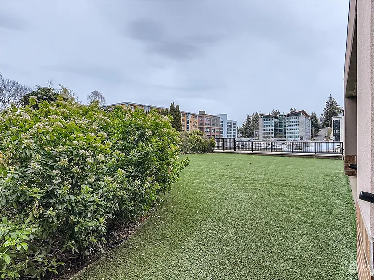 Terrace roof garden, Pet area