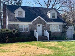 60 Wickey Ave, Westbury, NY 11590