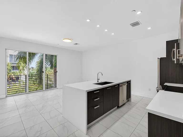 1044 NE 18th Ave #203 — Photo 3