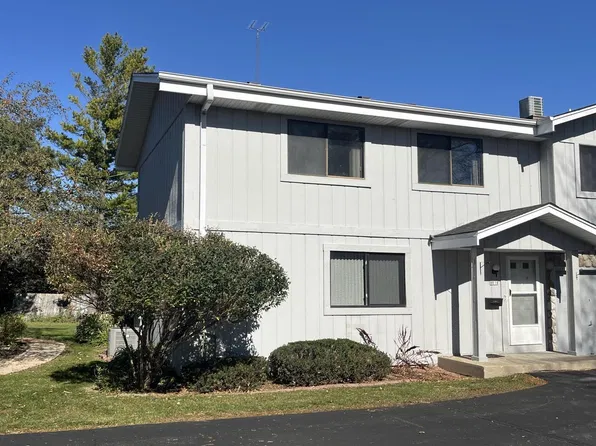 8018 W Manor CIRCLE, Milwaukee, WI 53223