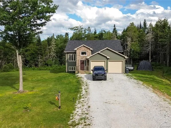 18 Castlewood Dr, Hampton, NB E5N 0K6