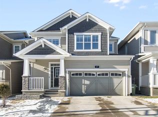 17 E Carrington Mnr NW, Calgary, AB T3P 0Z2