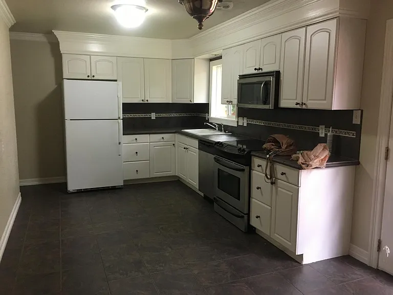 390 S Taft St — Photo 2