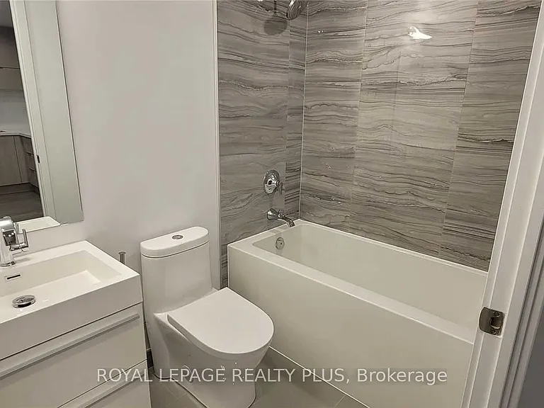 39 Roehampton Ave E #1807 — Photo 10
