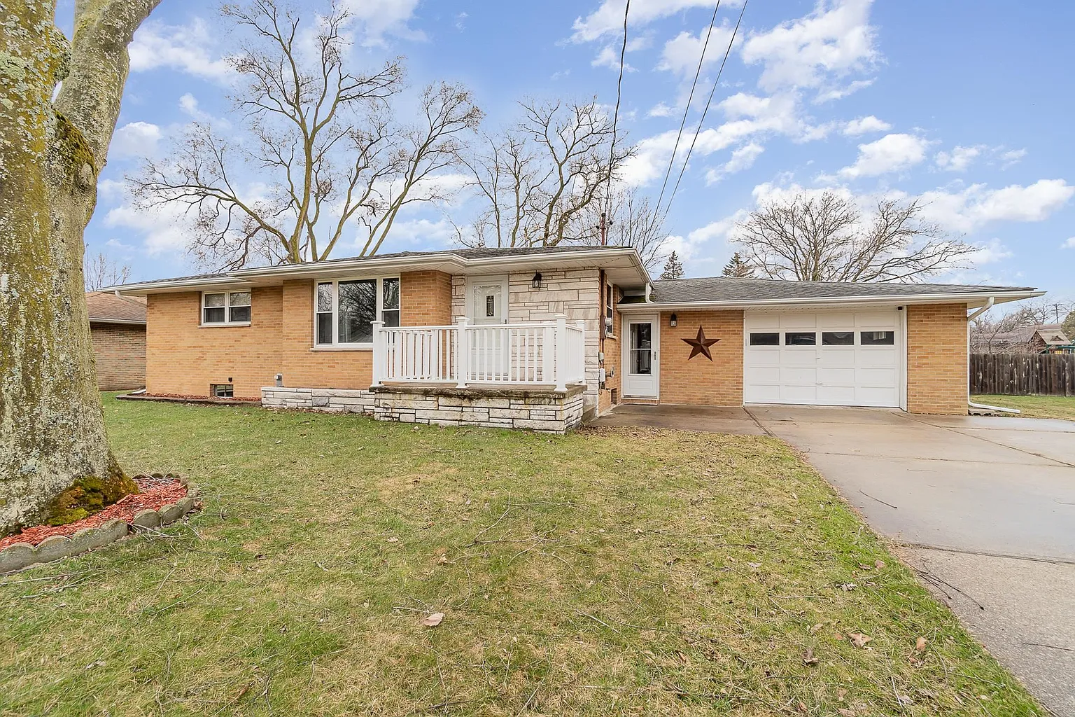 4762 Court St photo 1