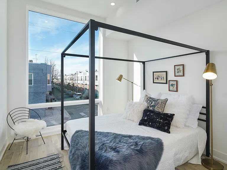 Stunning Apartment on Snyder Ave — Photo 32