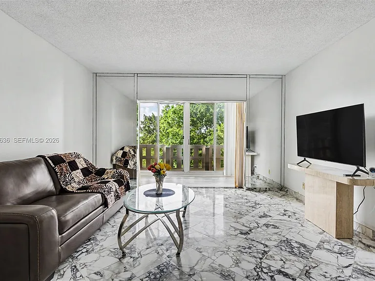4330 Hillcrest Dr #405 — Photo 2
