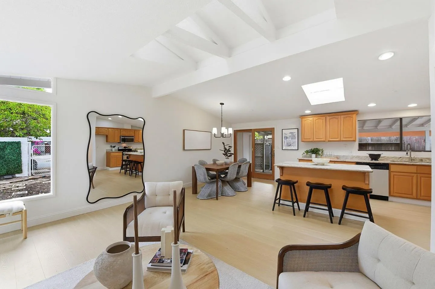 3 bed, 1108 sqft, $5,000 — Photo 4