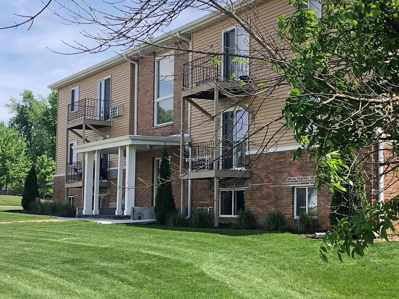 2 bed, 800 sqft, $875 — Photo 1