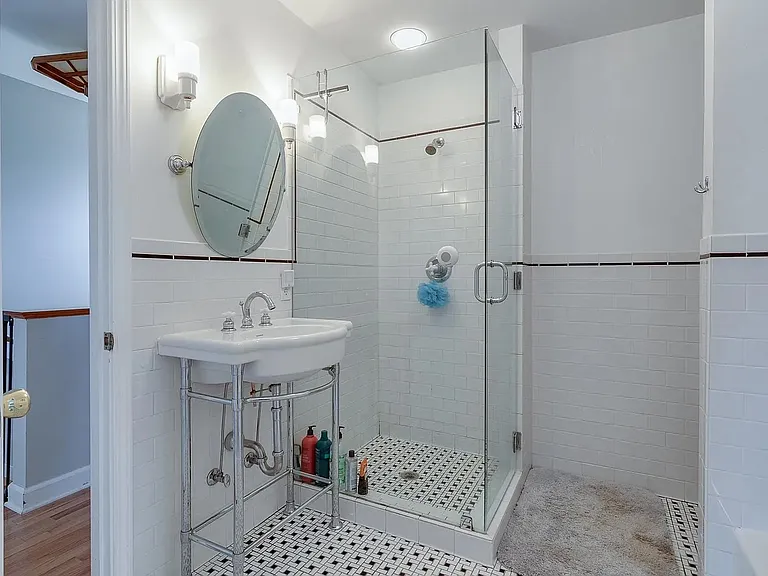 2066 Carr Ave — Photo 17