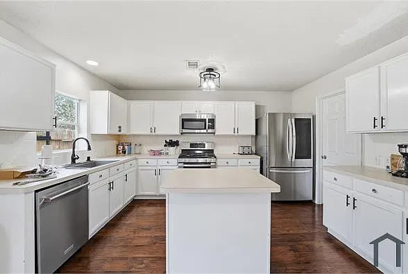 3 bed, 2352 sqft, $2,399 — Photo 2